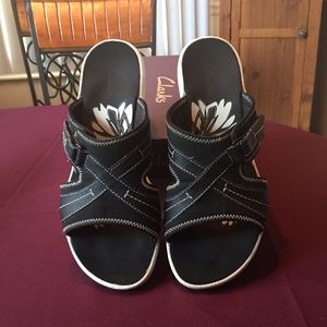 Clark “Daisy Drift” sandals